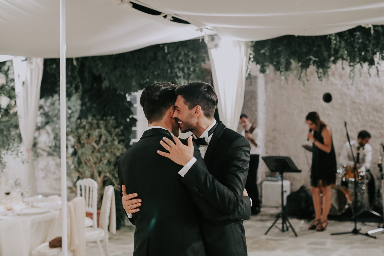 https://www.weddingamalfi.com/wp-content/uploads/Alessandro-and-Diego-wedding-first-dance.jpg