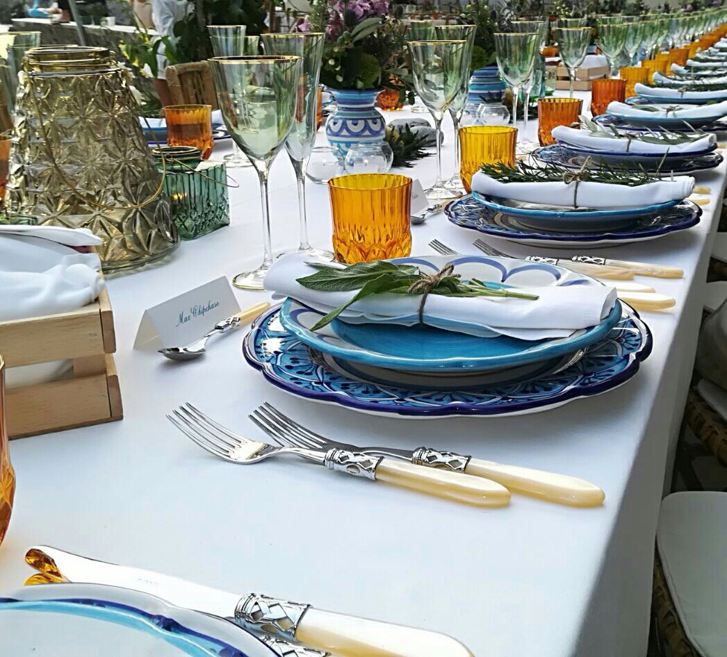 https://www.weddingamalfi.com/wp-content/uploads/Anna-and-Charles-wedding-table-colorful-decorations-and-mise-en-place-for-your-guests.jpg