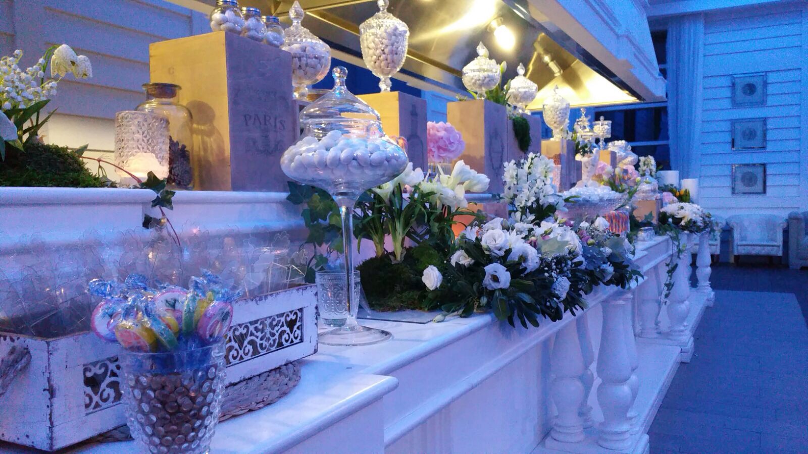 https://www.weddingamalfi.com/wp-content/uploads/Domenico-and-Maria-wedding-confetti-dragees-and-sweet-corners.jpg
