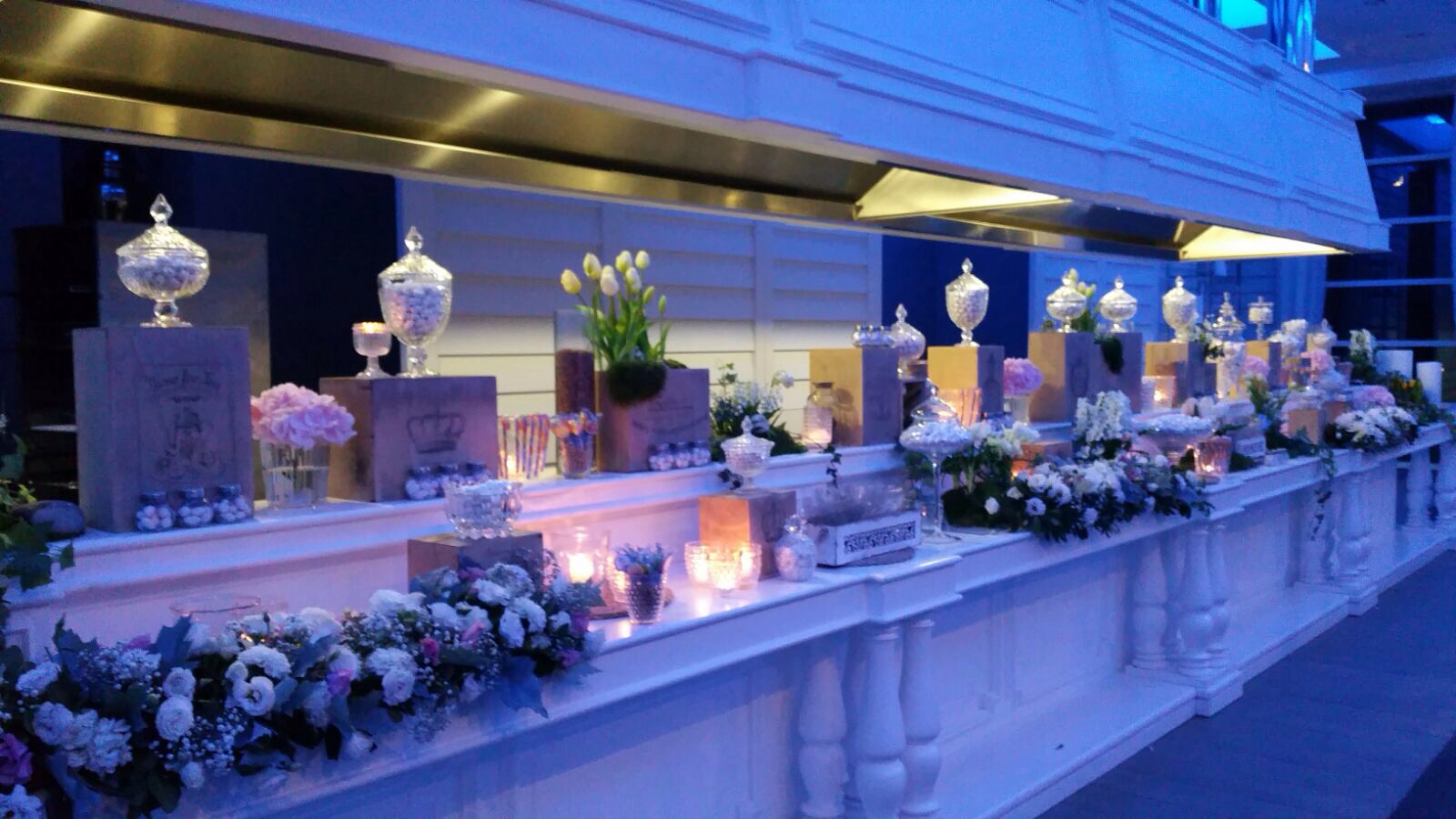 https://www.weddingamalfi.com/wp-content/uploads/Domenico-and-Maria-wedding-sweets-and-confetti.jpg