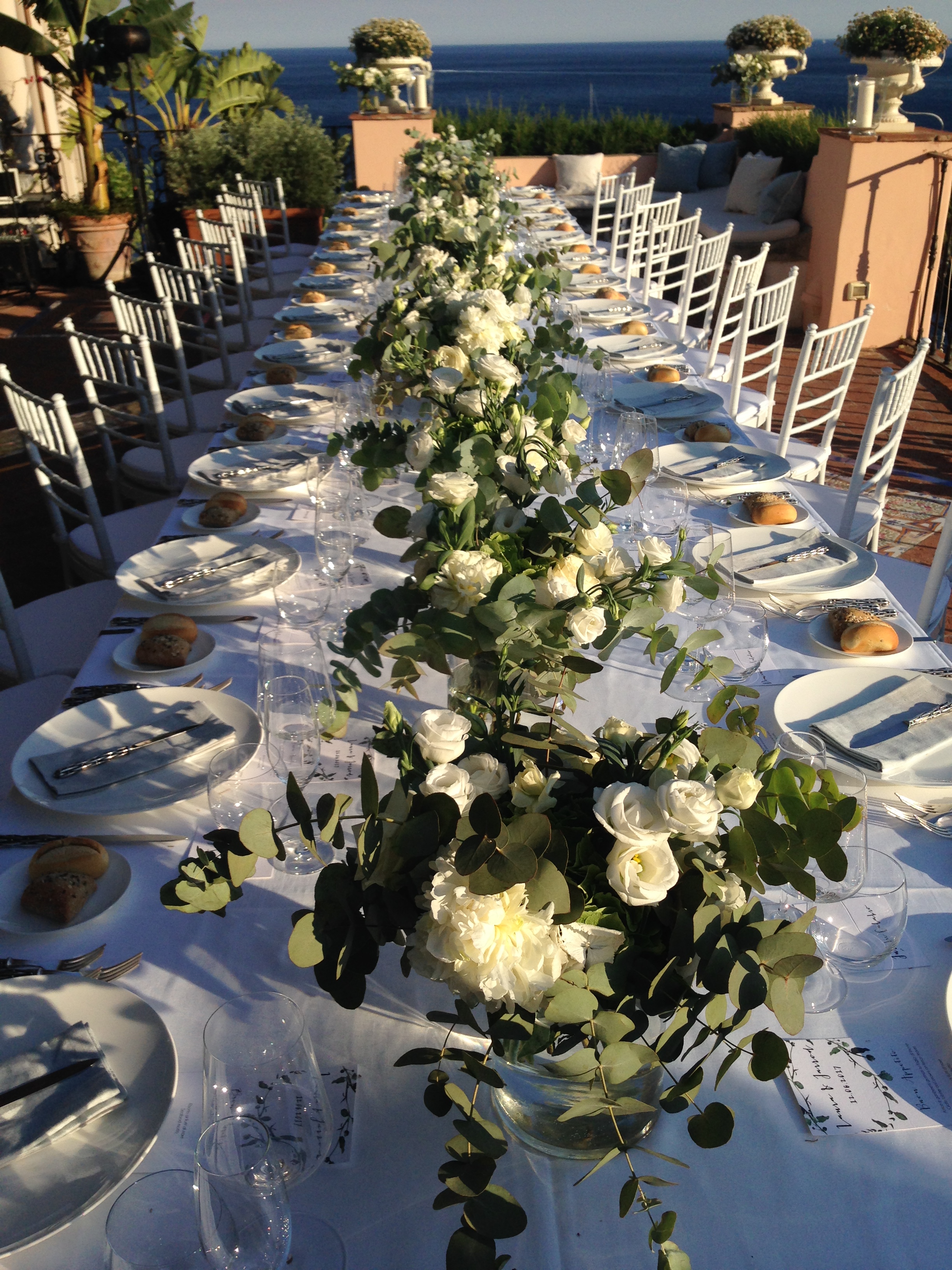 https://www.weddingamalfi.com/wp-content/uploads/Laura-and-Jarrod-wedding-table-decorations-with-fresh-flowers.jpg